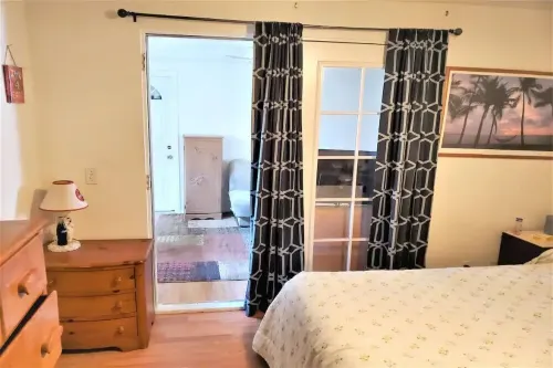 Cheerful,1 bd home + pool, SCUBA equip, walk to beach