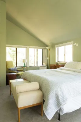 Designer Treehouse-like Cabin by Charles Moore near hikes