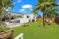 Casita Coral: 5-Star Stay with King Bed, Hot Tub, Backyard Oasis, & Pet-Friendly