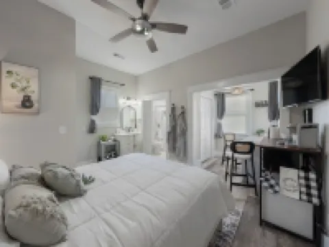 "KOZY KOTTAGE" Near Downtown! 2025 Remodel, Sleeps 8 Comfortably, Games & More! Hotels in Denison