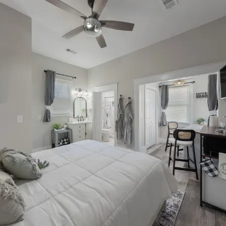 "KOZY KOTTAGE" Near Downtown! 2025 Remodel, Sleeps 8 Comfortably, Games & More! Отели в г. Денисон