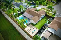 Miami house, Heated pool, Artificial beach, Mini golf, luxury and comfort Hotels in Palmetto Estates