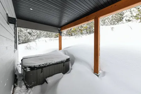 Skiing & Hot tubbing at Mt Washington Chalet