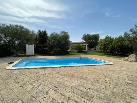 Villa with trullo and pool in Ostuni, 5' from the sea, and tourist centers