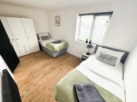 4-min drive from NEC/BHX Airport/HS2 - Sleeps 10 guest.