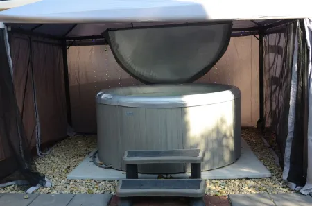 Unique Airstream stay w/ hot tub, 1 bd/1ba, WiFi, AC in lovely Concord CA