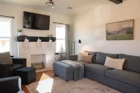 Charming 3-bedroom cottage with WiFi and AC in delightful downtown Guthrie Hotels in Guthrie