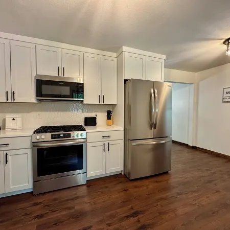 Dockside Retreat on the Canal on Lake Bemidji- 4BR, 3BA-Hot Tub-Fireplace!