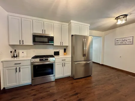 Dockside Retreat on the Canal on Lake Bemidji- 4BR, 3BA-Hot Tub-Fireplace! Отели рядом с достопримечательностью «Наймур Парк Уорминг Хаус»