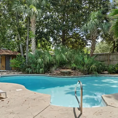 Coastal Comfort~3 BR Home w/Pool~Sleeps 9~Near Pensacola Beach