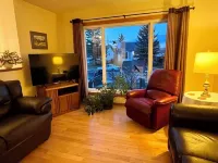 Bright, spacious 4 bedroom home. Hotels in Cochrane