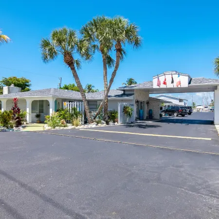 Latitude 26 Waterfront Boutique Resort - Fort Myers Beach