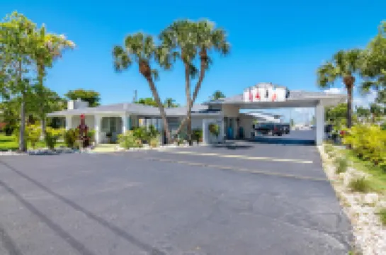 Latitude 26 Waterfront Boutique Resort - Fort Myers Beach