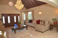 Spacious 7-bedroom villa with WiFi and AC in charming Hanover.