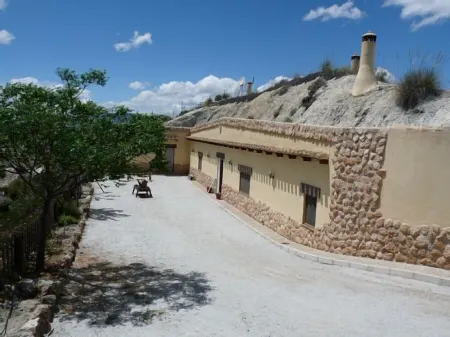 Self catering Cueva El Monterón for 5 people Отели в г. Comarca de Baza