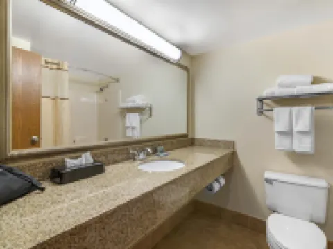 โรงแรมเบสท์เวสเทิร์น รอยัลพลาซ่า แอนด์เทรดเซ็นเตอร์ โรงแรมในมาร์ลเบรอ