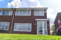 3 bedroom house set in Swinton Manchester,  Free parking and wifi Hotel a Clifton