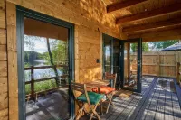 Picture Perfect Lodge at Kingfisher Lakes | Stunning Lake Views & Fab Hot Tub | Hotels in Driffield