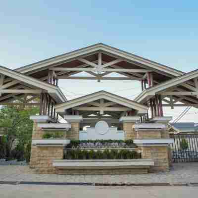 ELIVAAS Prive The Royce Hotel Exterior