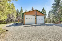 Peaceful Eureka Getaway - 1 Mi to Glen Lake! - Parkering