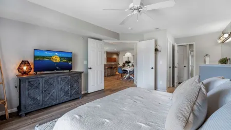 Sunsets & Slips - Waterfront 3BR Condo at Lake of the Ozarks!