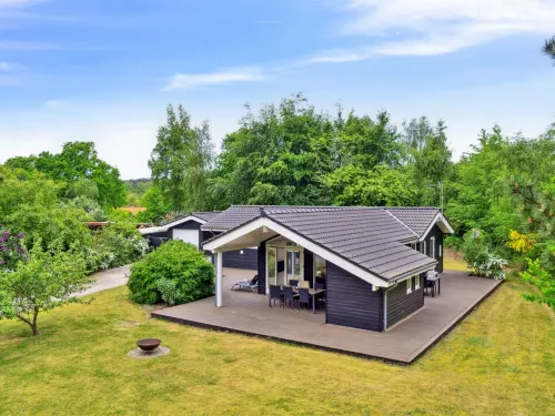 "Hunlef" - 400m from the Sea