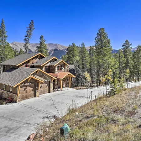 Walk to Lift: Luxe Villa w/ Hot Tub in Copper Mtn