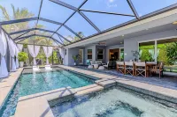 Tropical 4-bedroom Oasis on the river with Pool and Jacuzzi in Bonita Springs