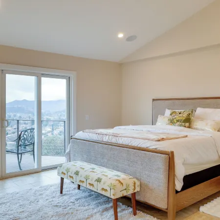 2 Mi to Promenade at Westlake: Mtn-view Haven!