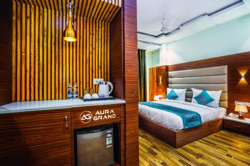 Hotel Aura Grand by Levelup Hotels