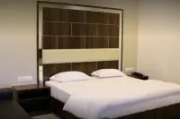 Hare Krishna Hotel 나브사리 호텔