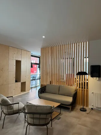 Urban Cube Hostel Granada Отели в г. Гранада