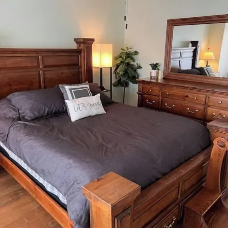 2 min from rt 66- hot tub-firepit-bocceball-bbq