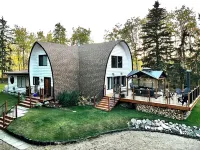 Rustic Cabin with glamour. Private, mature trees & close to provincial park Hotels in Strathcona County