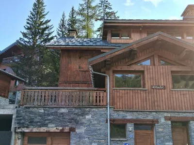 La Plagne 1800 Chalet Sleeps 10 Close to Slopes and Lifts. Hotel dekat ESF PLagne 1800