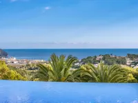 Coastal Villa with Pool - Wifi