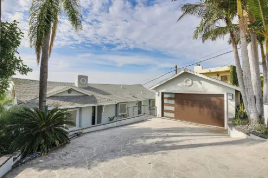 Convenient Whittier Retreat: Furnished Deck, Views