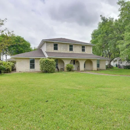 Spacious Freeport Home: Private Pool & Lake Access