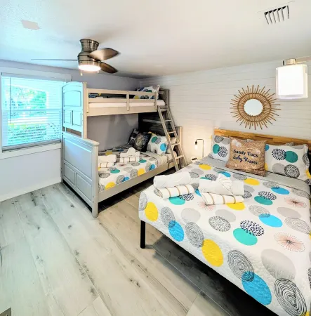 Breezy Harbor AMI  pool retreat near the Beach Отели рядом с достопримечательностью «Alvin's Island - Holmes Beach #753»