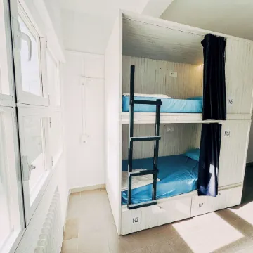 Madrid Motion Hostels Отели рядом с достопримечательностью «Небоскреб "Испания"»