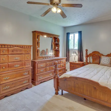 Cozy Youngstown Apartment w/ Central A/C + Heating