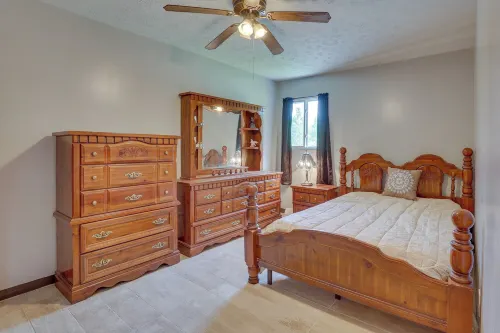 Cozy Youngstown Apartment w/ Central A/C + Heating - 2-Star