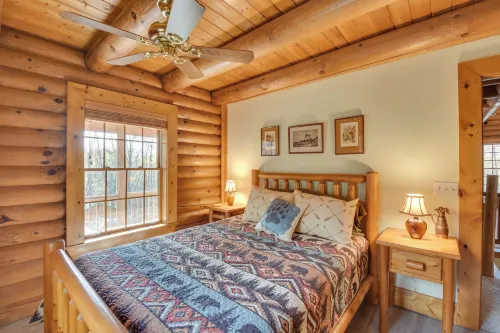 Family Getaway: Georgia Cabin w/ Outdoor Hot Tub - Homestays