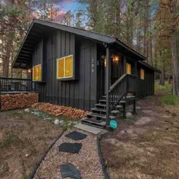 Alpine Nine - Modern, cozy cabin in the woods close to town