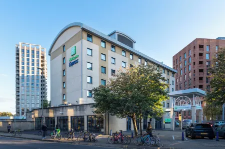 Holiday Inn Express London - Wandsworth Отели рядом с достопримечательностью «Университет Рохемптон Лондон»