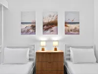 Bright 2-Bed Unit Near Scarborough Beach 士嘉堡酒店