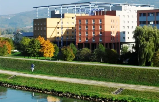 塔昂斯世界朵納維爾酒店