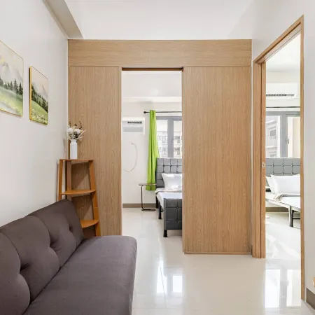 Near SM BF & Shopwise SLEX Accessible 2BR for 4