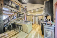 Willow Brook Getaway: Hot Tub, Deck in Mifflinburg - 3-Star