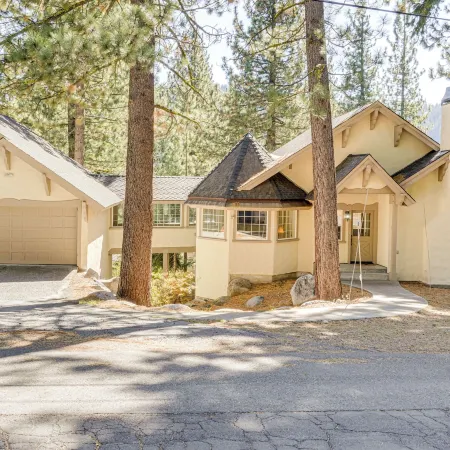 1 Mi to Lift! Olympic Valley Chalet w/ Hot Tub